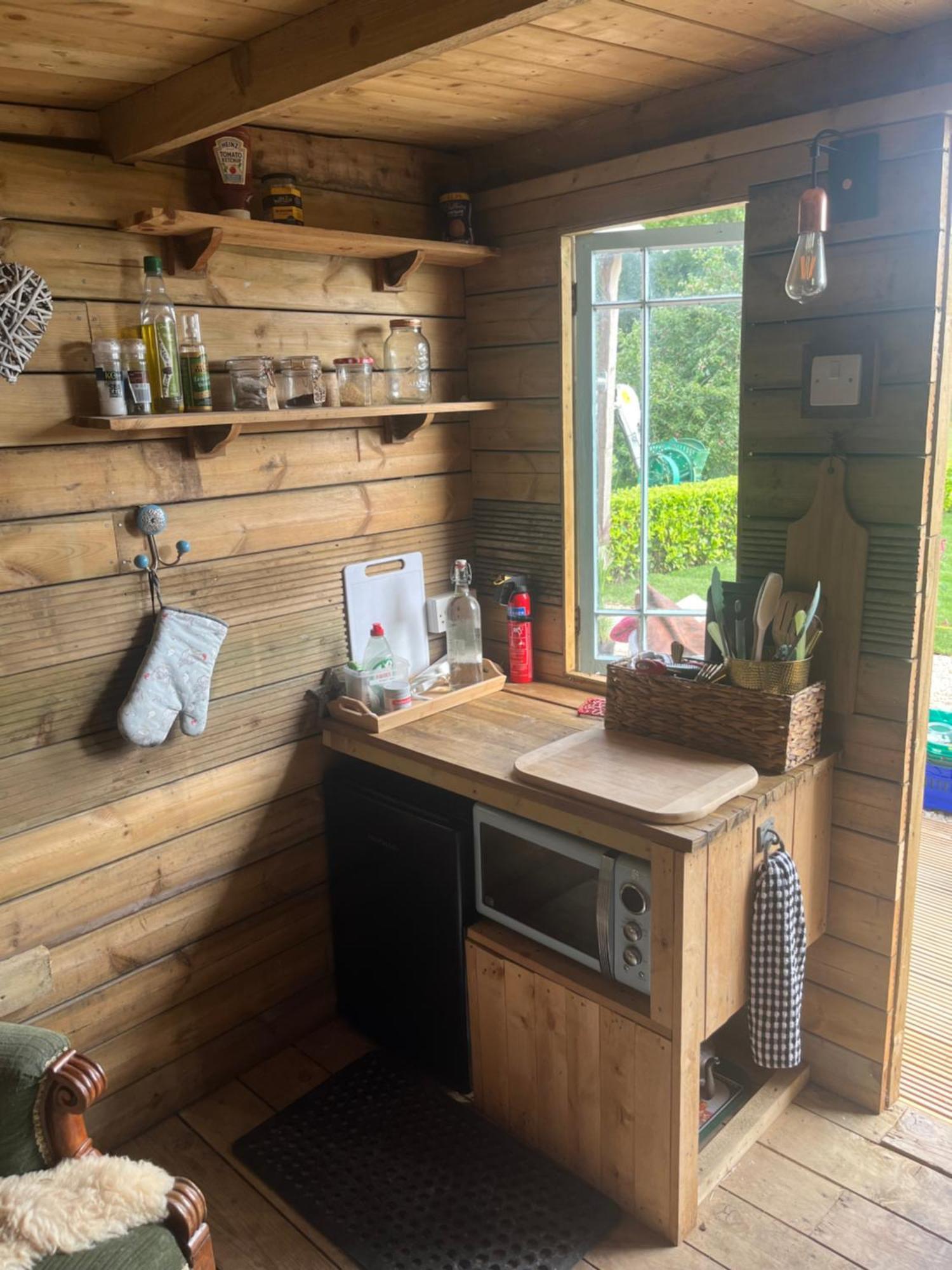 The Hen House Shepherds Hut With Hot Tub Chittoe Экстерьер фото