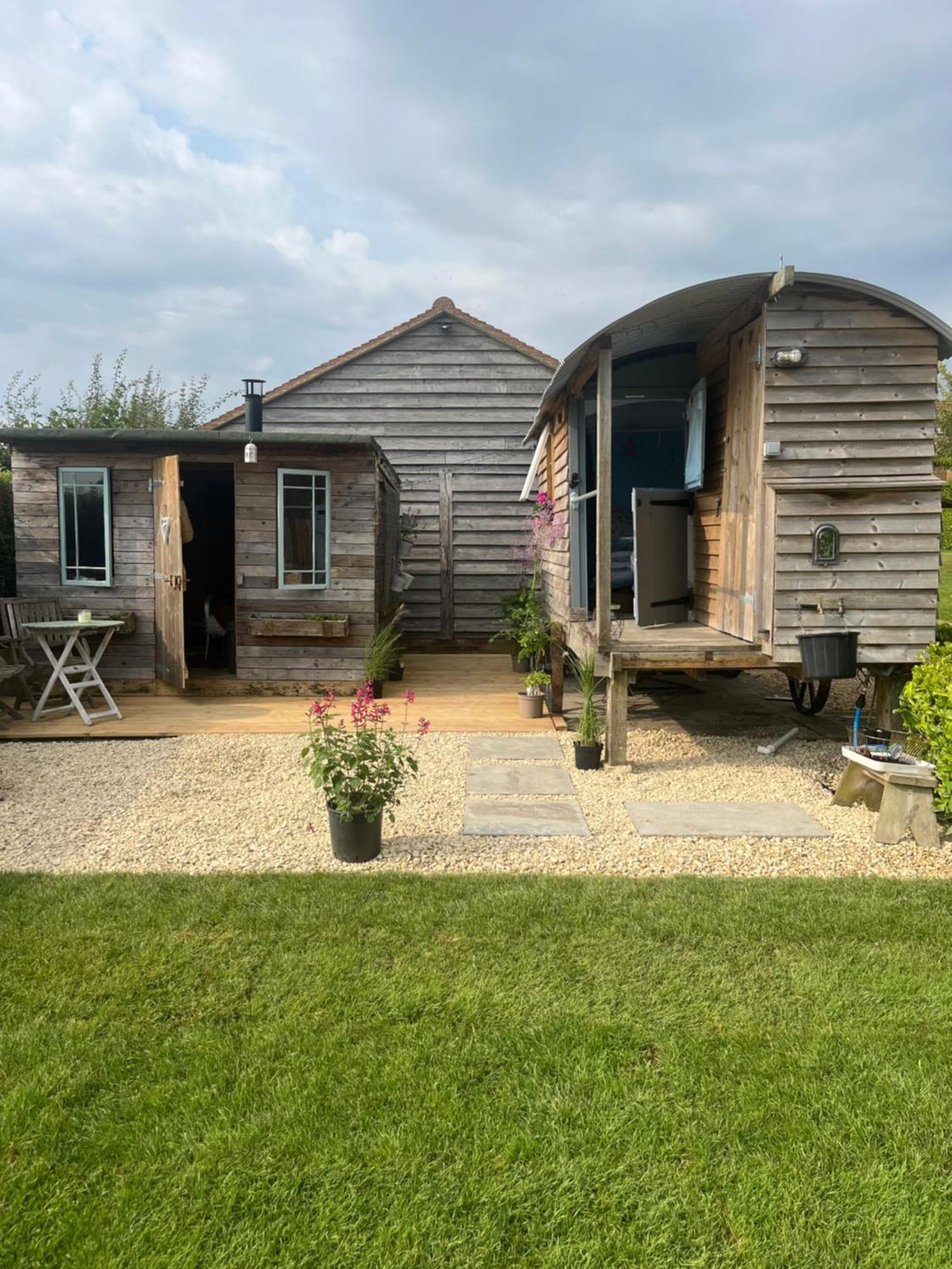 The Hen House Shepherds Hut With Hot Tub Chittoe Экстерьер фото