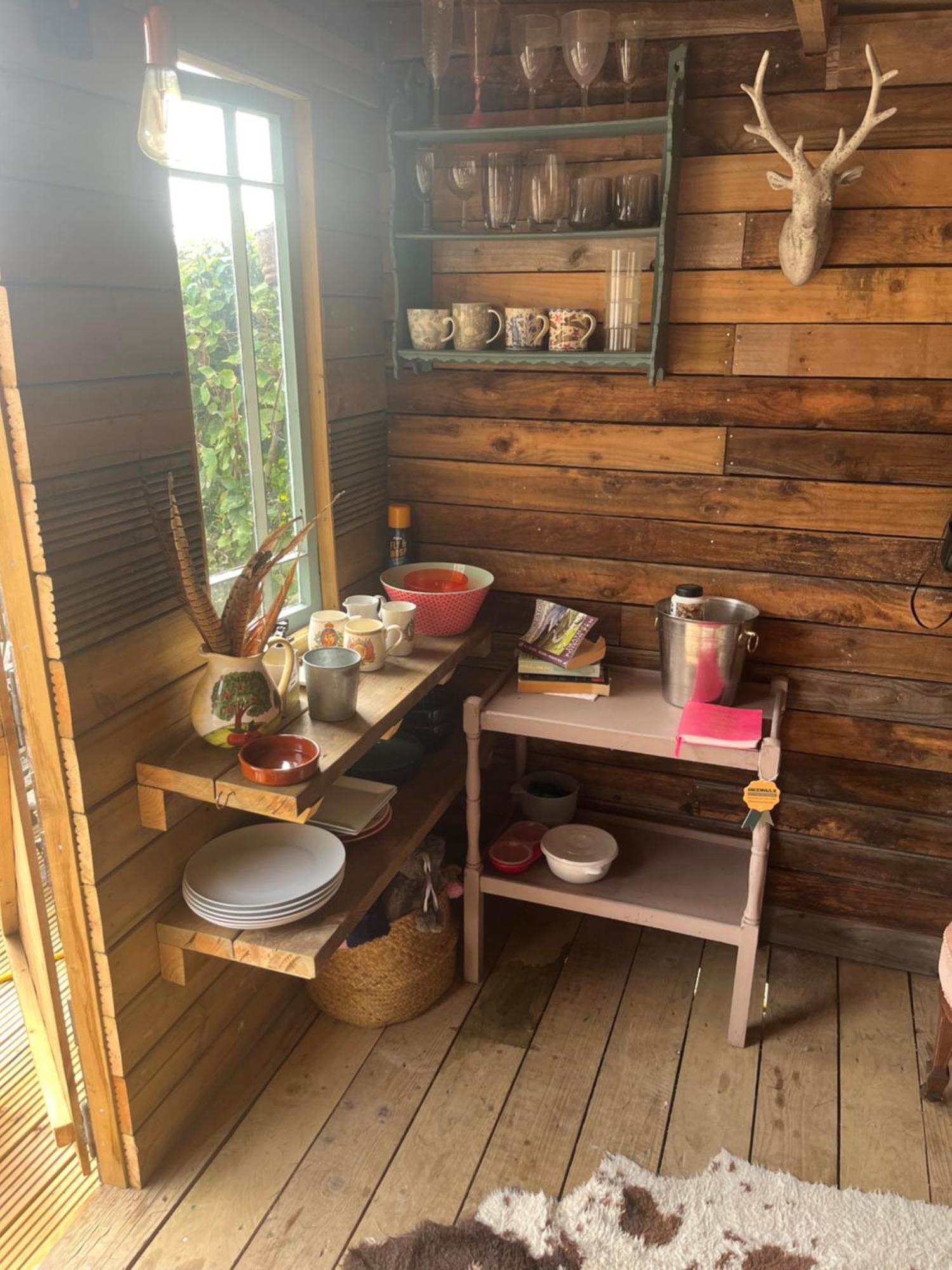 The Hen House Shepherds Hut With Hot Tub Chittoe Экстерьер фото