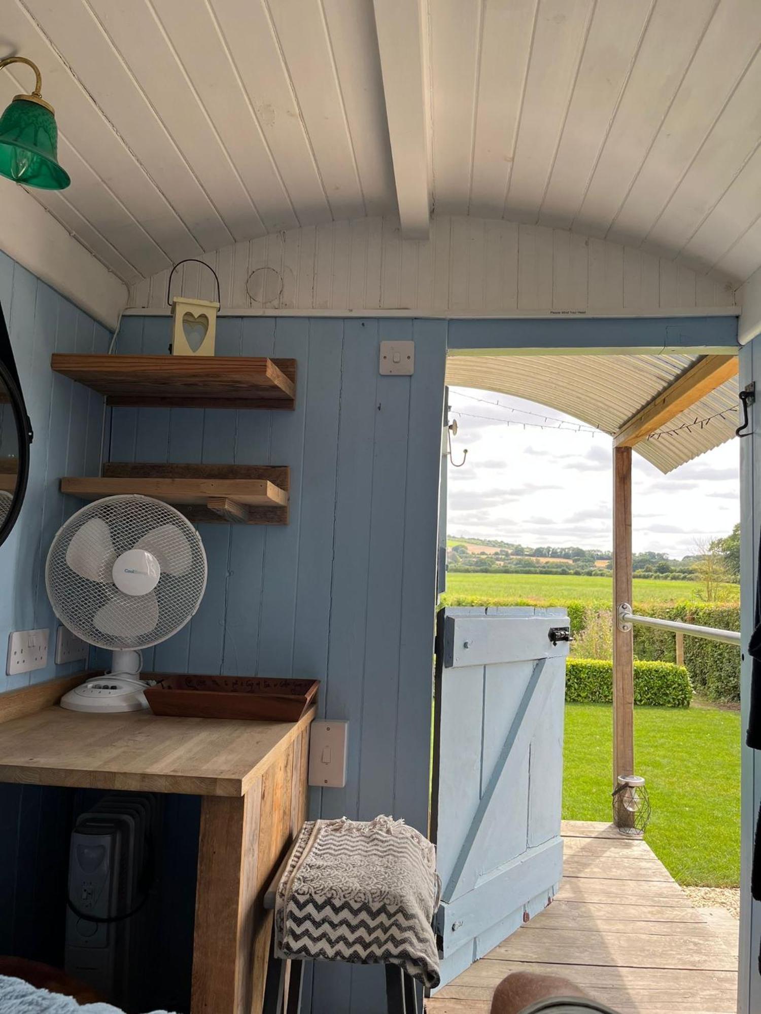 The Hen House Shepherds Hut With Hot Tub Chittoe Экстерьер фото